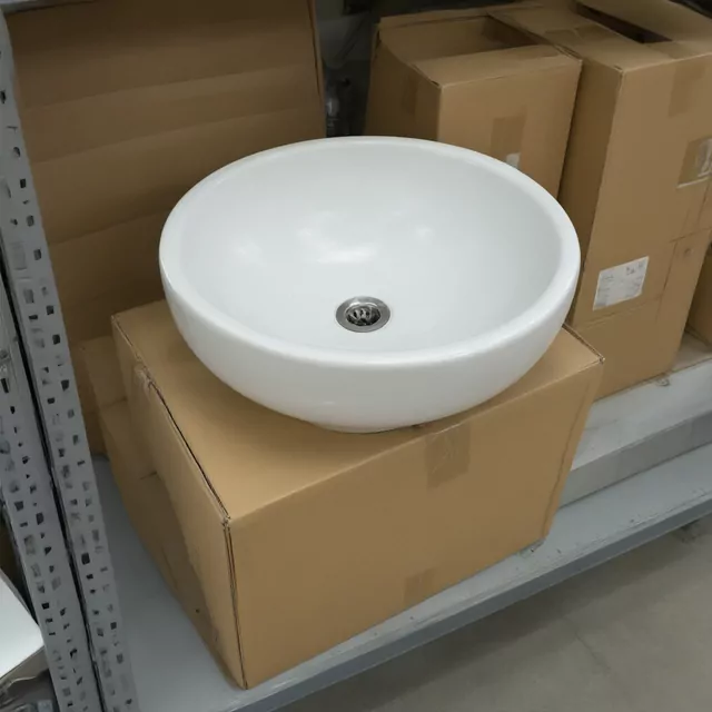 Avant : une vasque posée sur son carton, dans la réserve